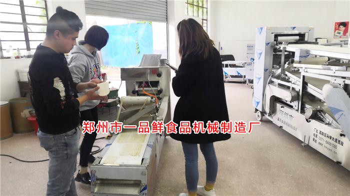 客服為客戶調(diào)試燴面機(jī) 客服為客戶調(diào)試燴面機(jī)