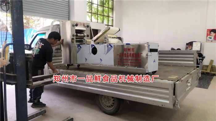 燴面機(jī)裝車發(fā)往目的地 燴面機(jī)裝車發(fā)往目的地