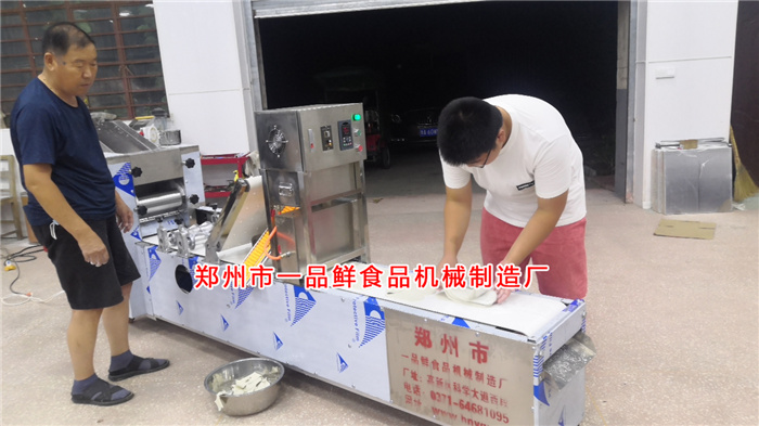 新鄭客戶定購(gòu)的燴面機(jī)生產(chǎn)調(diào)試中 新鄭客戶定購(gòu)的燴面機(jī)生產(chǎn)調(diào)試中